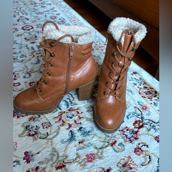 cute lace up faux fur trimmed Jellypop boots. Light brown/dark tan in color - Picture 14 of 15